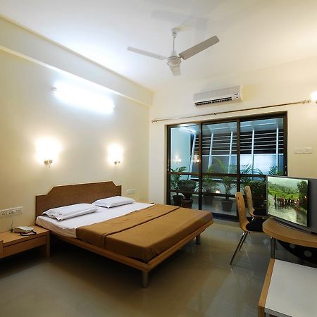 Hotel New Holiday Plaza ナーシク エクステリア 写真