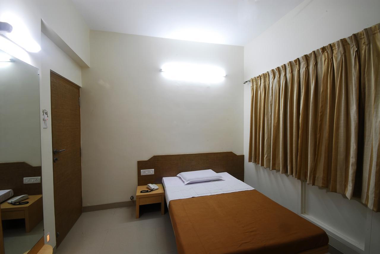Hotel New Holiday Plaza ナーシク 部屋 写真